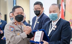 Direksi PT. SGI menerima penghargaan