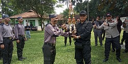 Piala bergilir lomba Drill Tongkat Borgol Polri dari Direksi PT. SGI