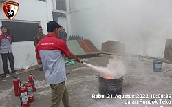 Memberikan edukasi Fire drill untuk seluruh karyawan JNE Tangerang